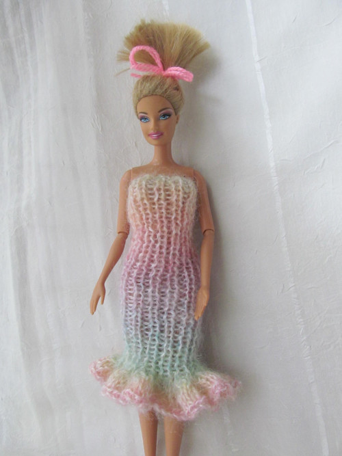 Duhové šaty pro Barbie — foto 4