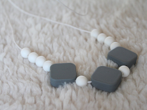 Kousací Korále -Gray / White — foto 3