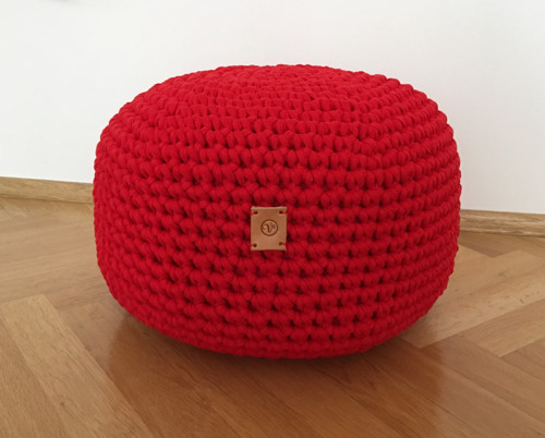 Červený háčkovaný puff — foto 2