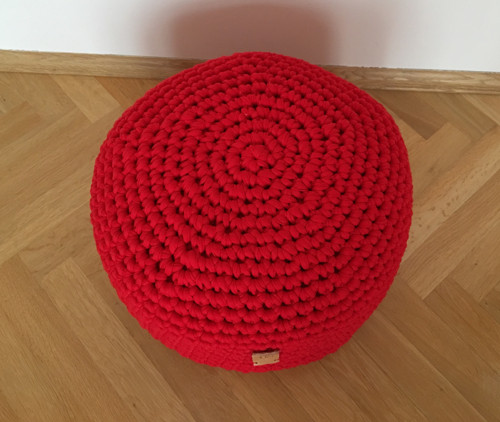 Červený háčkovaný puff — foto 3