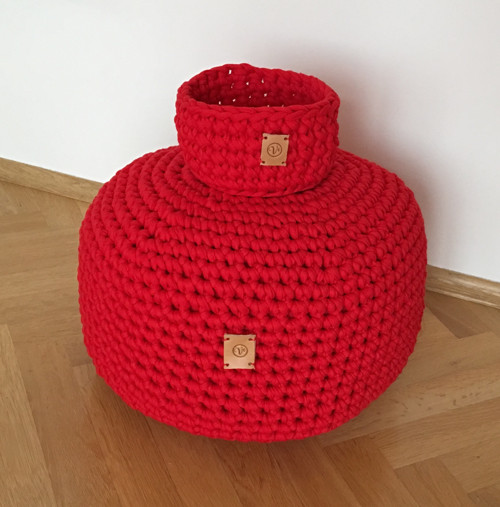 Červený háčkovaný puff — foto 5