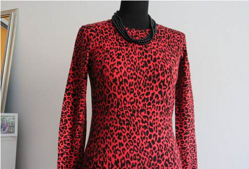 Leopardí červeno-černé pletené šatičky — foto 2