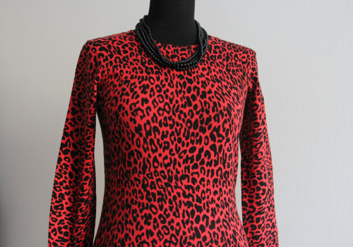 Leopardí červeno-černé pletené šatičky — foto 3