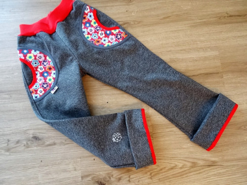 Melírované softshellové kalhoty s kytičkami — foto 3