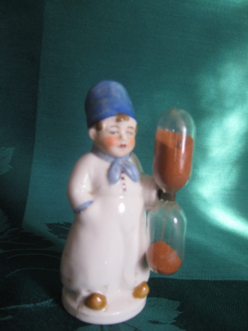 Porcelánová figurka-přesýpací hodiny — foto 2