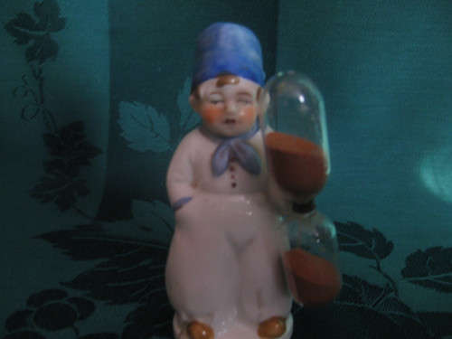 Porcelánová figurka-přesýpací hodiny — foto 3