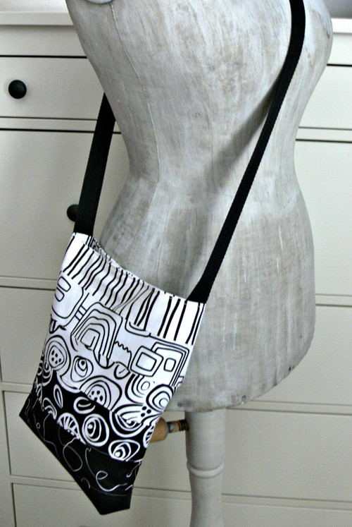 Černobílá crossbody taška — foto 5