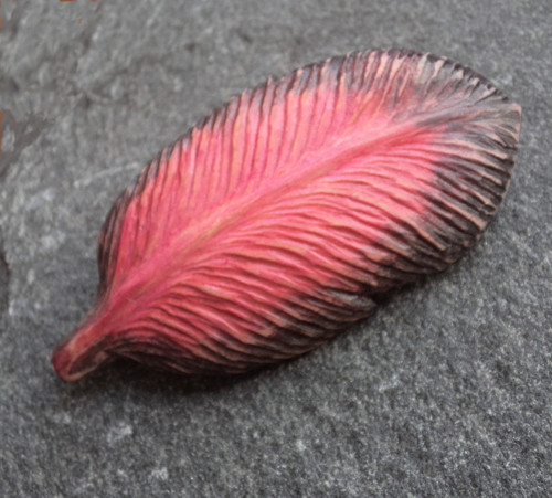 Dřevěná brož - peříčko — foto 5