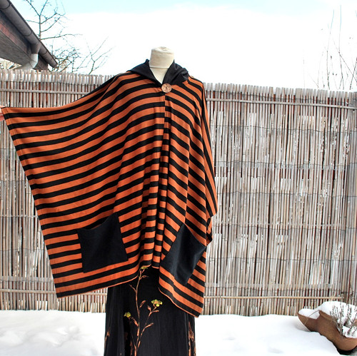 Úpletové pončo s knoflíkem — foto 2
