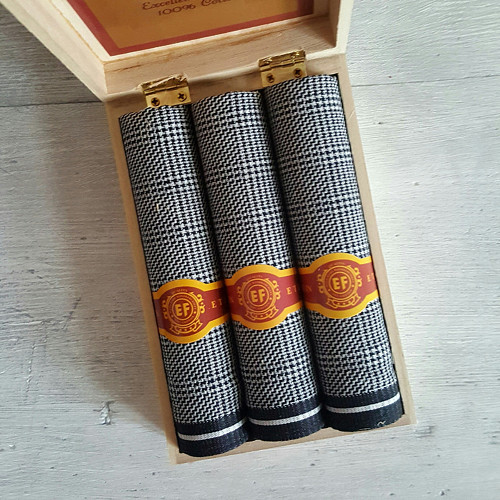 Pánské kapesníky s monogramem v krabičce — foto 2