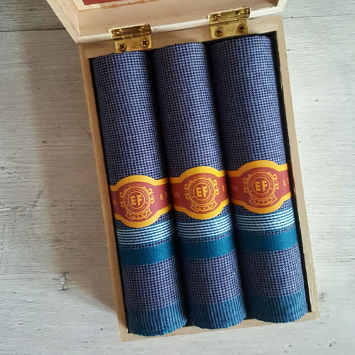 Pánské kapesníky s monogramem v krabičce — foto 2