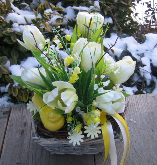Košík s tulipány a ptáčkem — foto 2