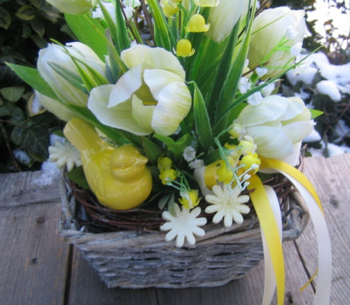 Košík s tulipány a ptáčkem — foto 3