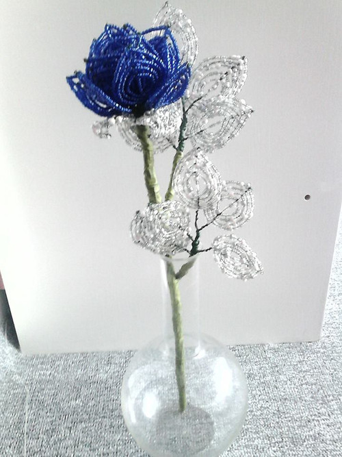 Řezaná modrá růže z korálků — foto 2