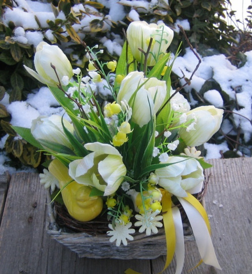 Košík s tulipány a ptáčkem — foto 4