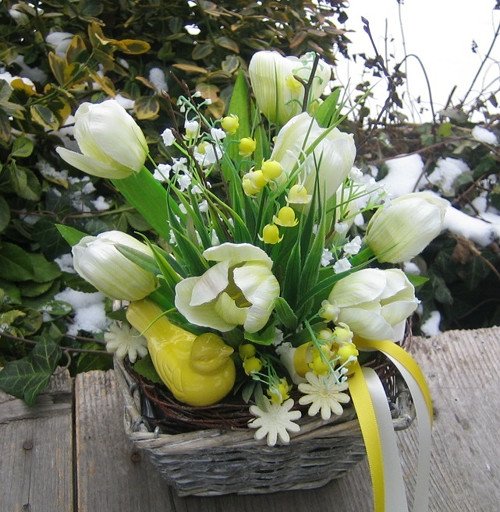 Košík s tulipány a ptáčkem — foto 6
