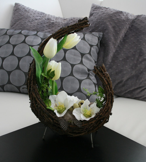 Gondola s čemeřicemi a tulipány — foto 2