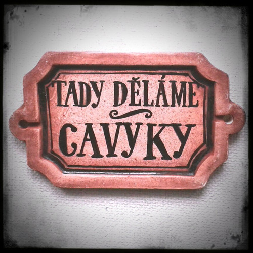 Tady děláme cavyky (keramická cedulka) — foto 2