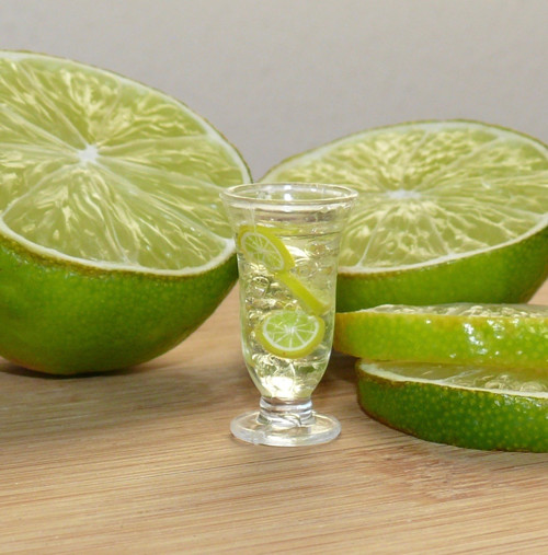 Limonáda s plátky limetky a ledem — foto 2