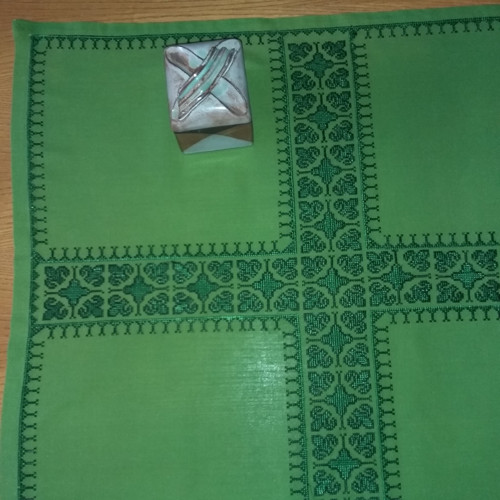 Vyšívaný ubrus - zelený — foto 3