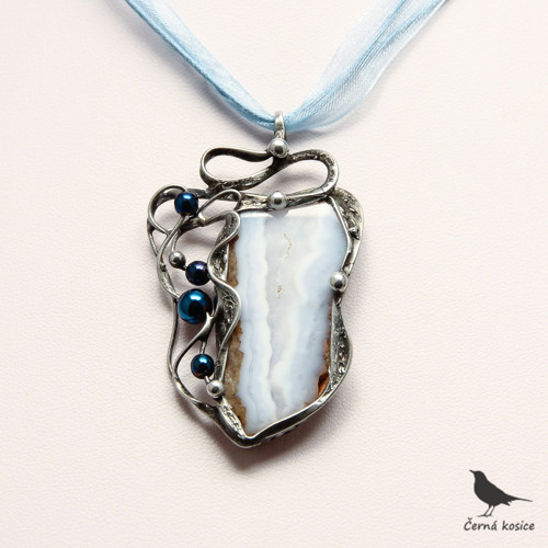 V lázních (Chalcedon + Hematit) - náhrdelník — foto 2