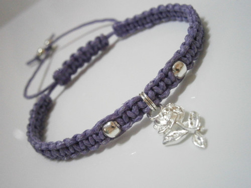 Fialový náramek s růží - macramé — foto 2