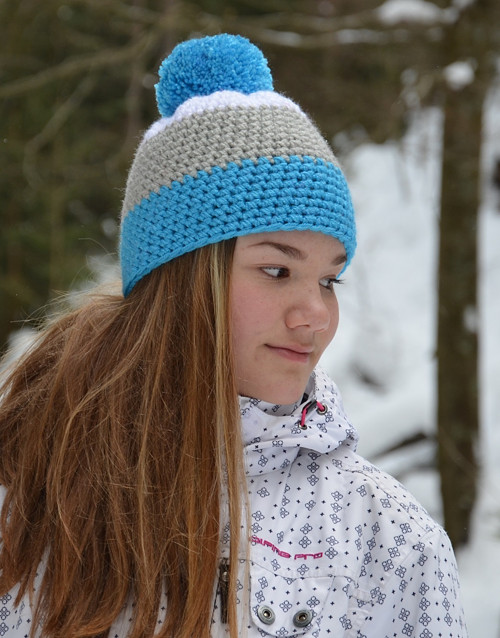 Čepice NEON BLUE and GREY háčkovaná s bambulí — foto 3