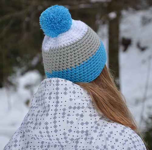 Čepice NEON BLUE and GREY háčkovaná s bambulí — foto 4