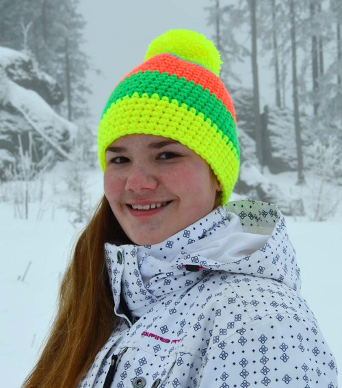 Čepice NEON YELLOW ORANGE háčkovaná s bambulí — foto 2