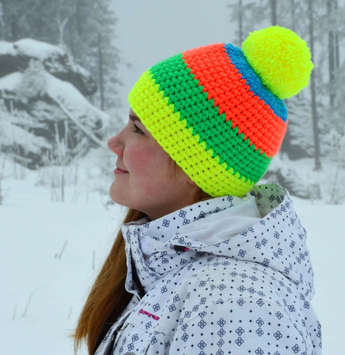 Čepice NEON YELLOW ORANGE háčkovaná s bambulí — foto 3