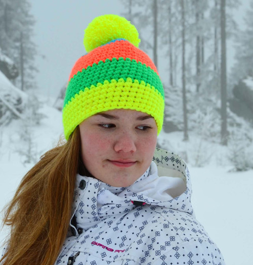 Čepice NEON YELLOW ORANGE háčkovaná s bambulí — foto 4