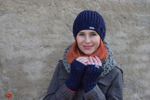 Žíhaná háčkovaná hučka, fialovozelená houmleska — foto 5