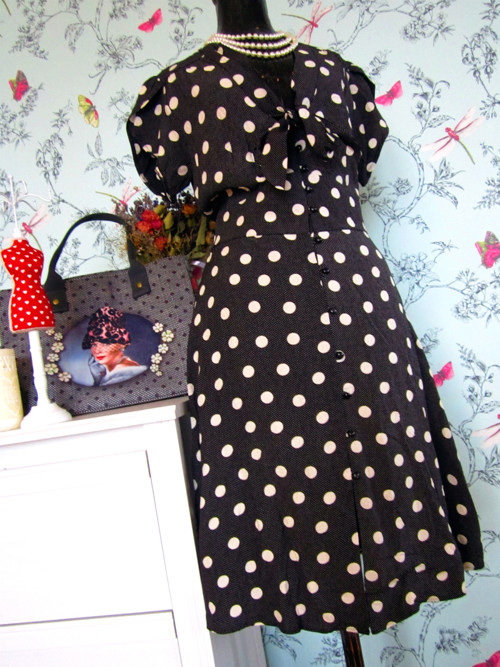 Šaty dots s mašlí — foto 4