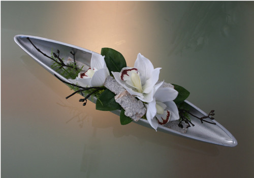Stříbrná lodička s orchidejemi — foto 4