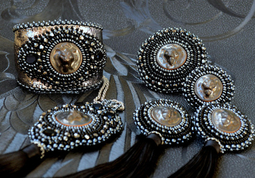 Lion Head Earrings - vyšívané náušnice — foto 6