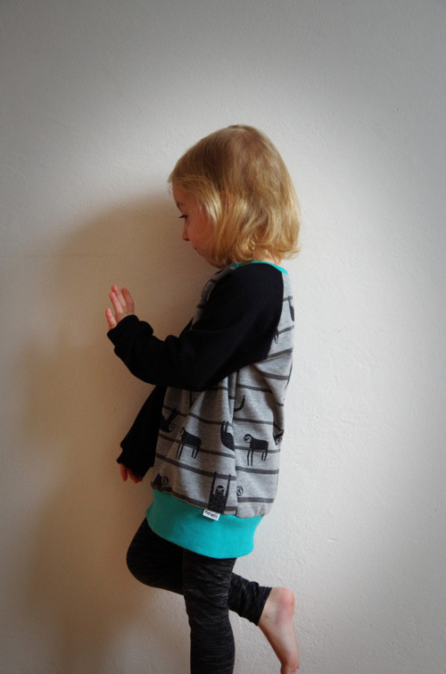 Unisex mikina s lenochody — foto 2