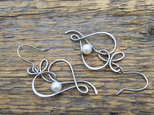 Srdcové náušnice s bílými říčními perlami — foto 2