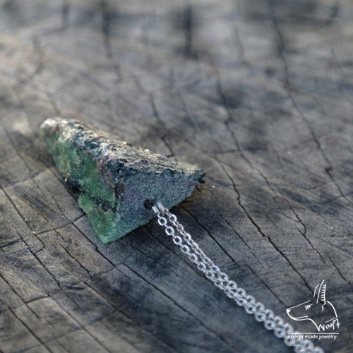 Zoisit s rubínem — foto 4