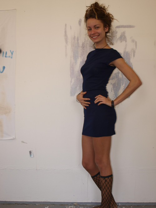 Modré šaty jemně lesklé lehounké — foto 2