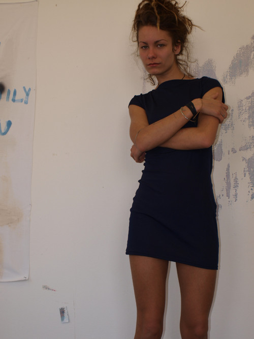 Modré šaty jemně lesklé lehounké — foto 3