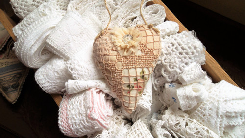 S háčkováním a starožitným knoflíkem — foto 3