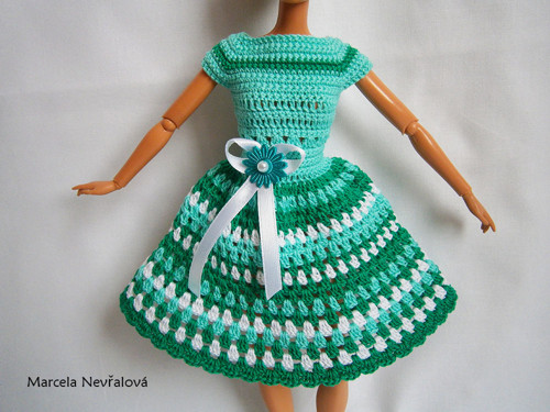 Zelené háčkované šaty pro barbie — foto 4