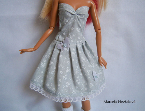 Šedý komplet pro barbie — foto 2