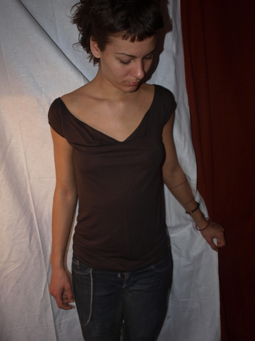 Tricko s rozstrihem — foto 2