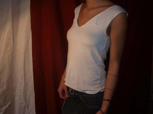 Tricko s rozstrihem — foto 3