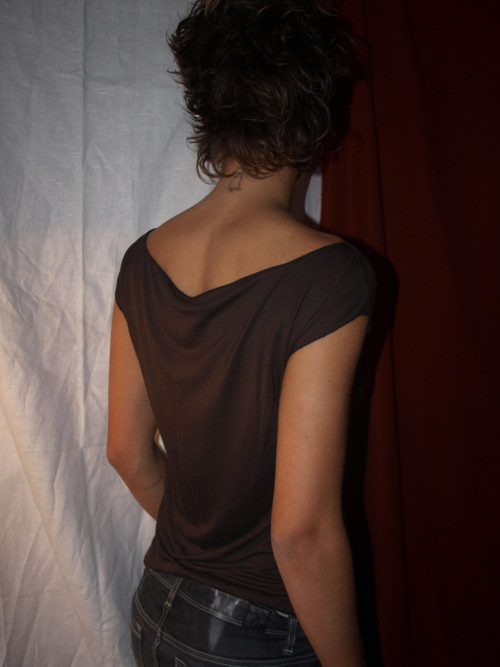 Tricko s rozstrihem — foto 5