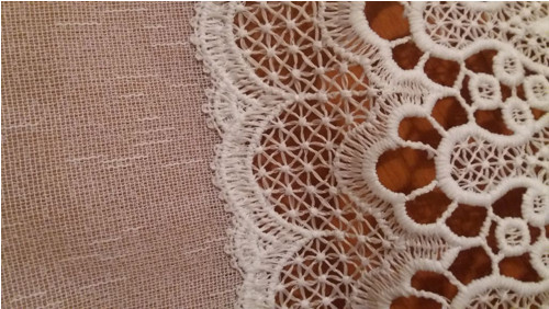 Macramé záclona smetanová asymetrická — foto 3