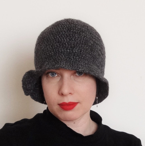 Mdm Krajewska v mini a vlně- háčkovaný klobouk — foto 2