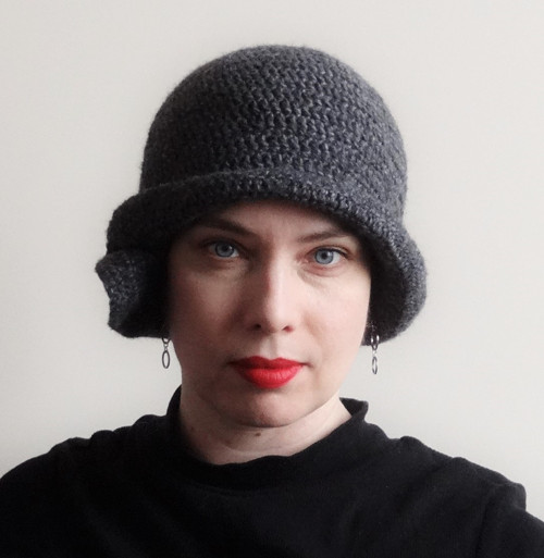 Mdm Krajewska v mini a vlně- háčkovaný klobouk — foto 5