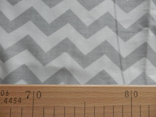 Šedý chevron zbytek 65 cm — foto 4